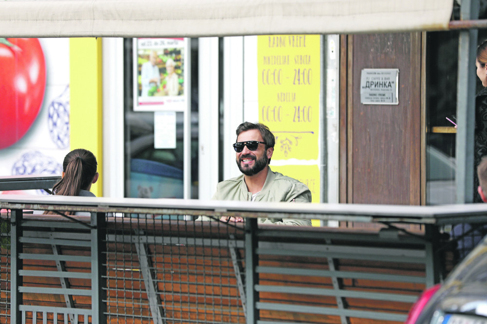 Nepoznata brineta osvojila srce jednog od najvećih zavodnika