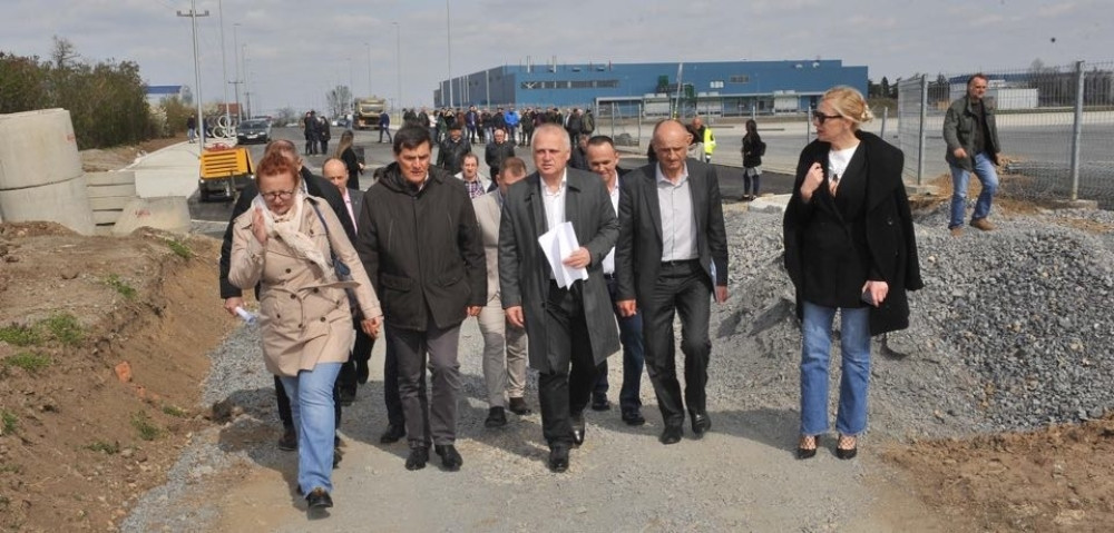 Vesić obišao radove na izgradnji saobraćajnice u radnoj zoni: Surčin će biti opština koja će se najbrže razvijati
