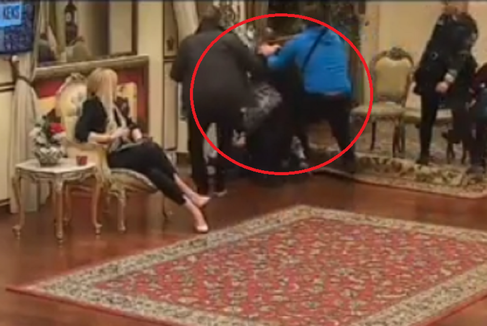 Prvo joj udarila šamar, a onda oborila na pod i krenula da je UBIJA OD BATINA! Sledi diskvalifikacija?! (VIDEO)