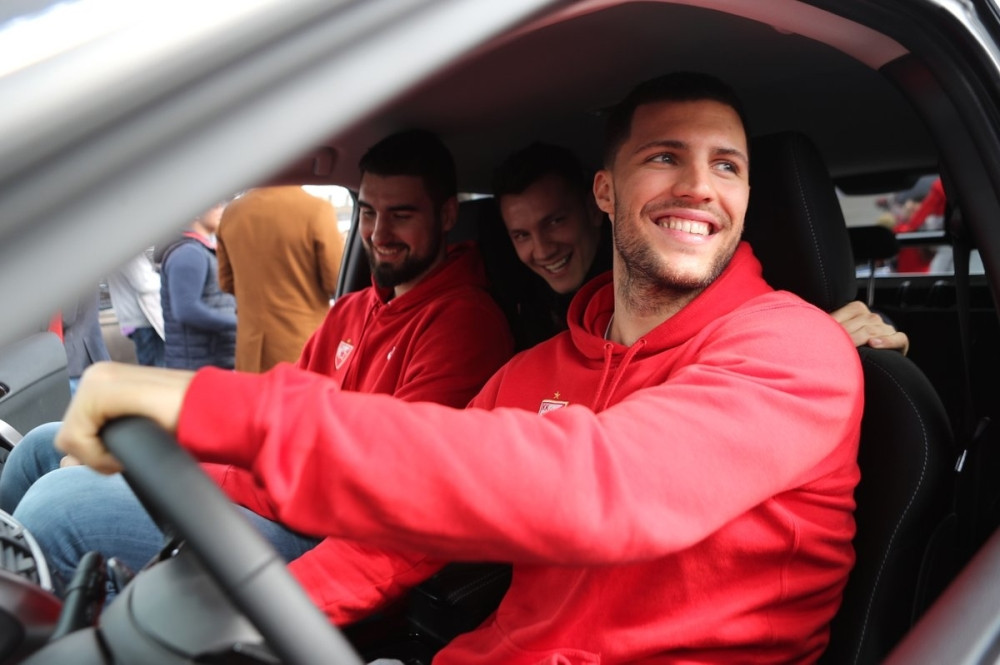 Košarkaši Zvezde na Sajmu automobila (FOTO)