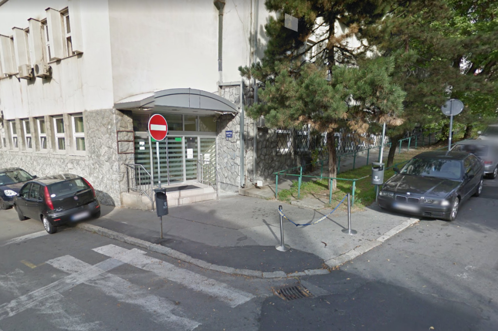 Sudije bežale od građana MERDEVINAMA PREKO OGRADE, uhvatile ih kamere u urnebesnoj akciji! (FOTO)