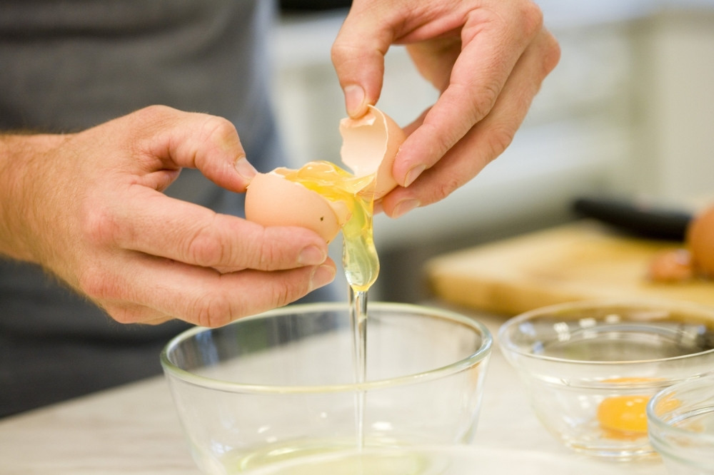 Stavite jaja u posudu za led: Nakon 2 sata izvadite iz zamrzivača i bićete oduševljeni rezultatima!