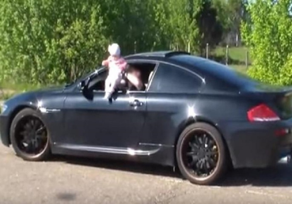 Roman IZBACIO DETE kroz prozor bmw-a i GAZIO (VIDEO)