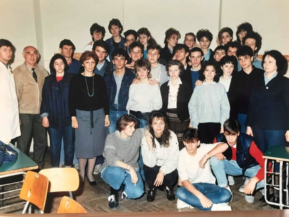 Na ovoj fotografiji školskog razreda je i Aleksandar Vučić, snimljena je 1985. godine, da li možete da ga PREPOZNATE?