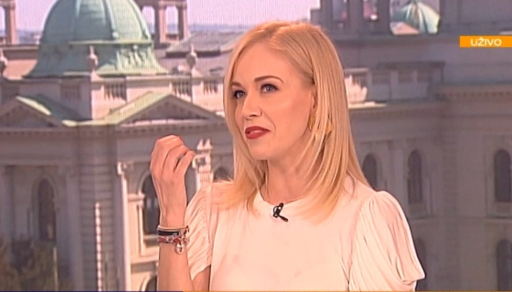 Rozga je upala u studio, voditeljka počela da se skida, a onda je usledila prava predstava za muške oči! (VIDEO)