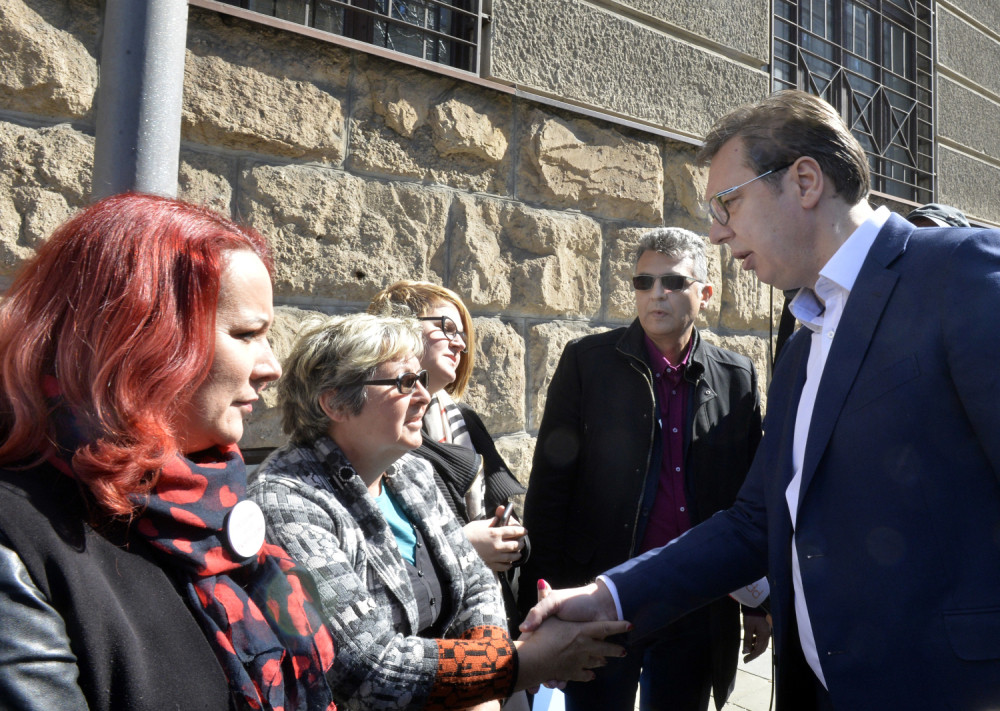 Predsednik nenajavljeno došao među građane: Stoji na ulici i deli njihovu muku