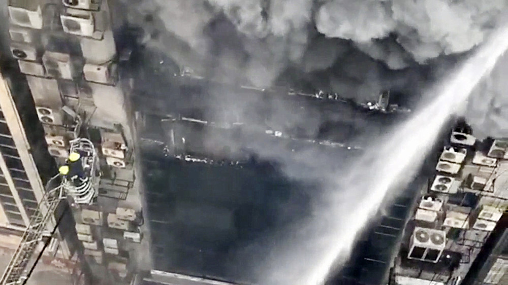 Požar guta soliter, u toku spasavanje! Stotine zarobljeno unutra, iskaču kroz prozore PRAVO U SMRT! (VIDEO UŽIVO)