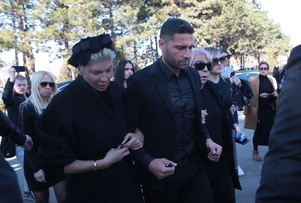 Kod nje su bile Karleušine ćerke tokom Divnine sahrane! Ovo je sestra Duška Tošića (FOTO)