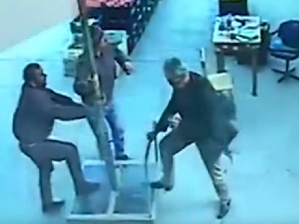 Pokušao da sačuva suncobran usled jakog vetra, pa zažalio! (VIDEO)