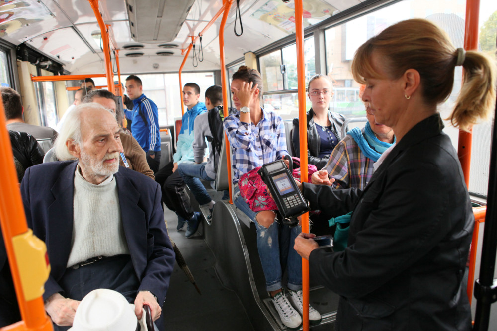 Građani masovno beže iz autobusa, a bolje bi im bilo da pogledaju o čemu se radi! (FOTO)