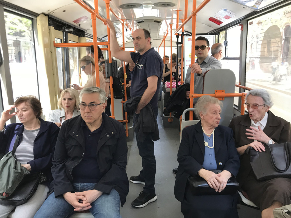 Kasni isporuka autobusa, došlo do nepredviđenih poteškoća!