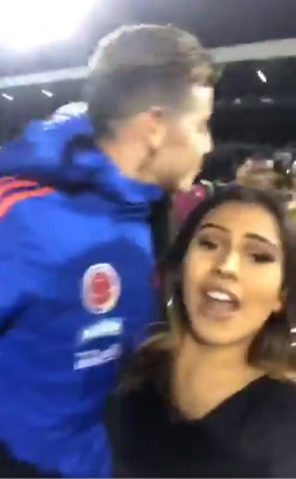 Uhvatio je za grudi a ona vrištala od sreće! (FOTO+VIDEO)