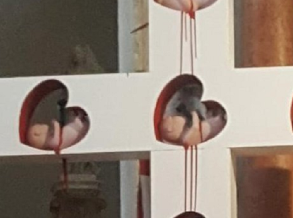 U crkvi u Hrvatskoj postavljen krst, u njemu izbušeno 5 rupa, a je l' vidite šta je u njima? (FOTO)