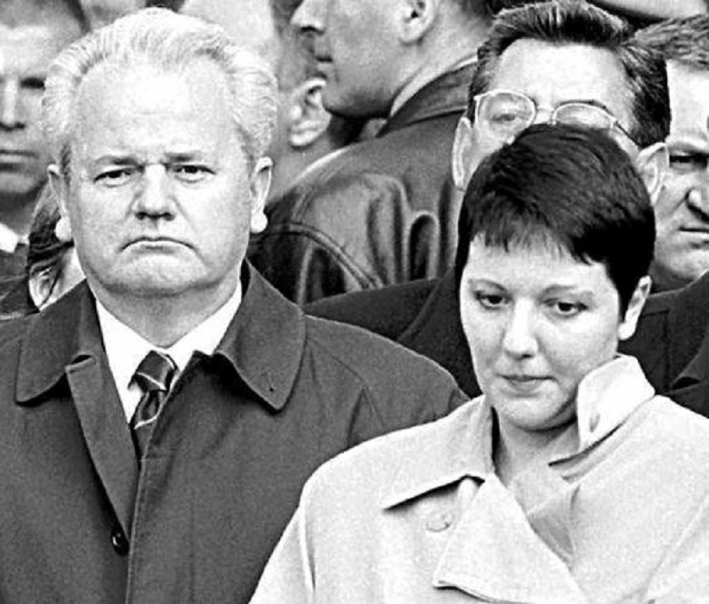 Marija, je*em mu majku, reci mu da me skine više s vesti, smučio sam se sam sebi, je l stigla sarma?