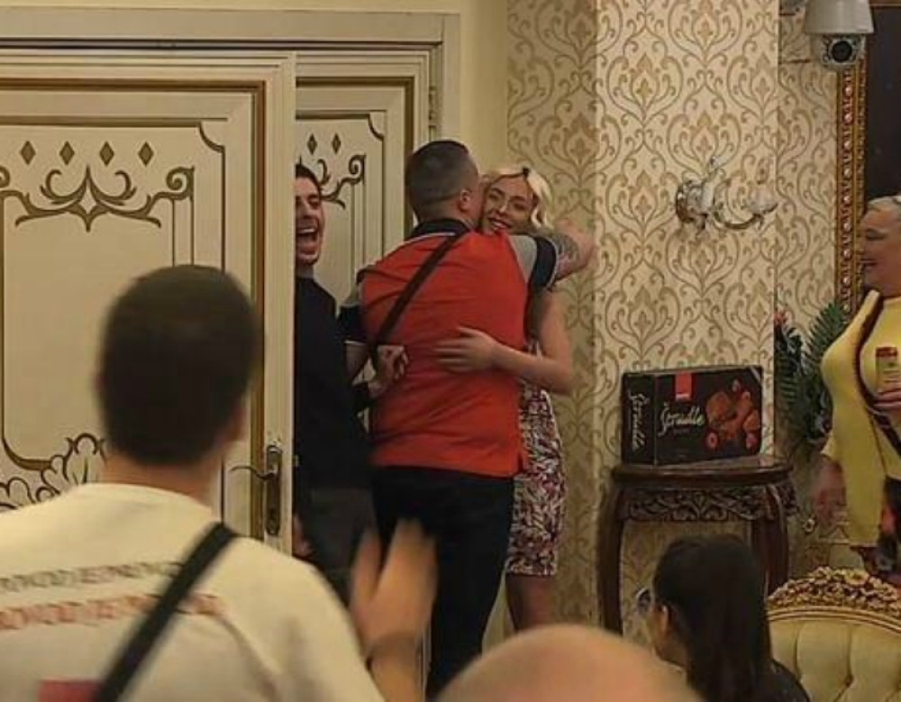 On je ponovo u vili "Parova"! Takmičarima se obesila vilica kada su ugledali na vratima!