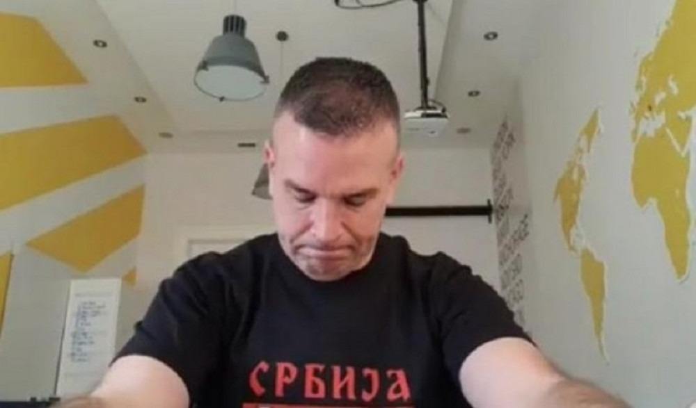 Amerikanac pustio Baju Malog Knindžu, poljubio grb Srbije i izvinio se za zločine iz 1999. godine! (VIDEO)