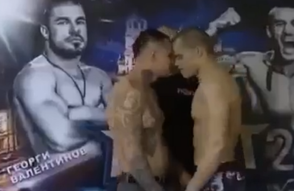 Bugarin krenuo da poljubi protivnika u usta, ovaj poludeo i GURNUO ga sa bine! (VIDEO)