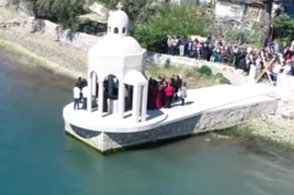 Policija se povukla, krstionica kod Tivta neće biti srušena danas! A tek da vidite čime su počastili policajce!