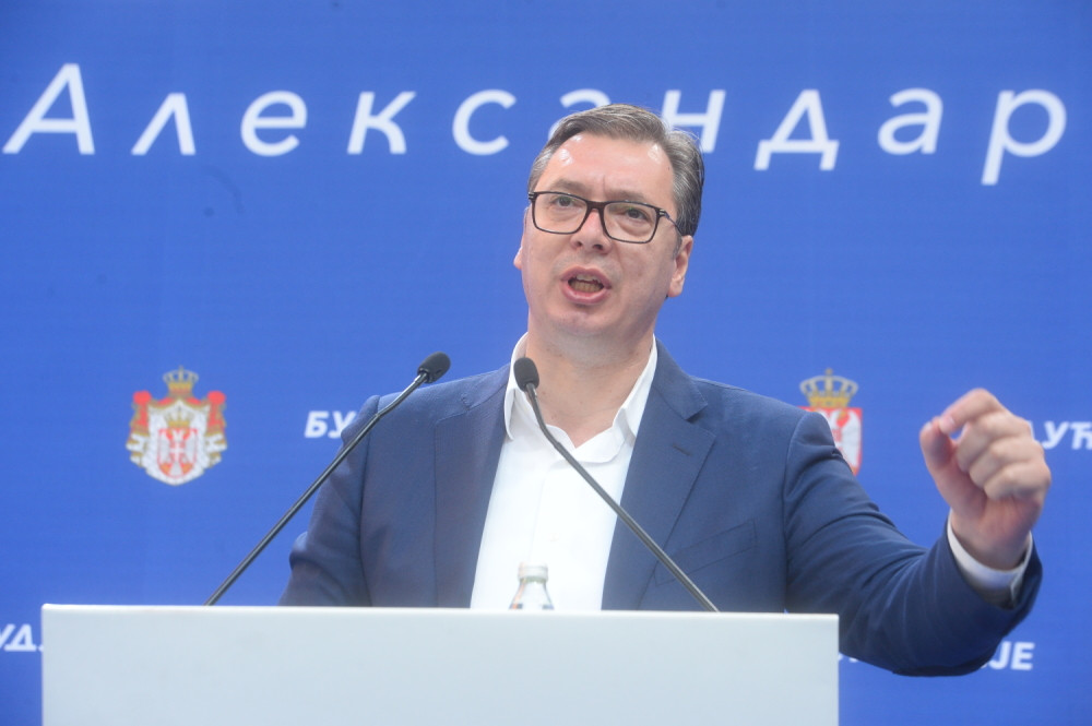 Na Trgu slobode građani dočekali predsednika: Hvala vam za sve izbore na kojima smo ih pobedili! Hvala za one na kojima ćemo tek da pobedimo