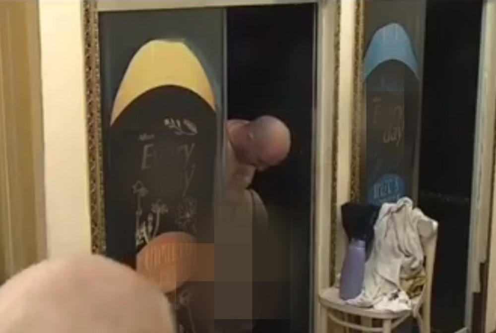 Pokazao PE*IS pred kamerama, ali to nije sve! Onda je krenuo da masturbira pred celom vilom! (VIDEO 18+)