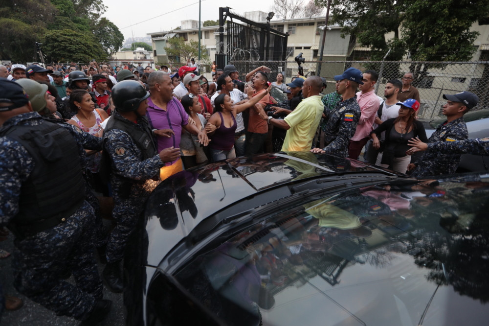 Pristalice Huana Gvaida protestovale zbog nestanka struje! ZAŽALILI SU što su došli!