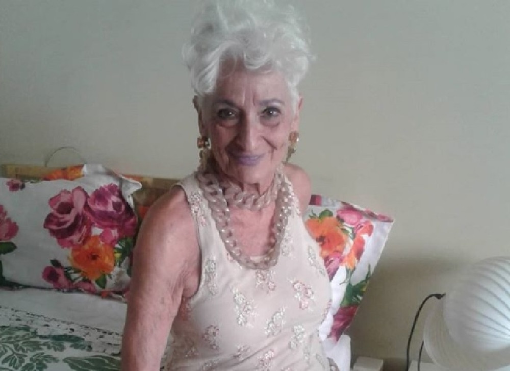 Ova baka (82) ima se*s bar triput nedeljno! Upoznaje momke preko interneta, a ovako odlučuje sa kojim će da spava