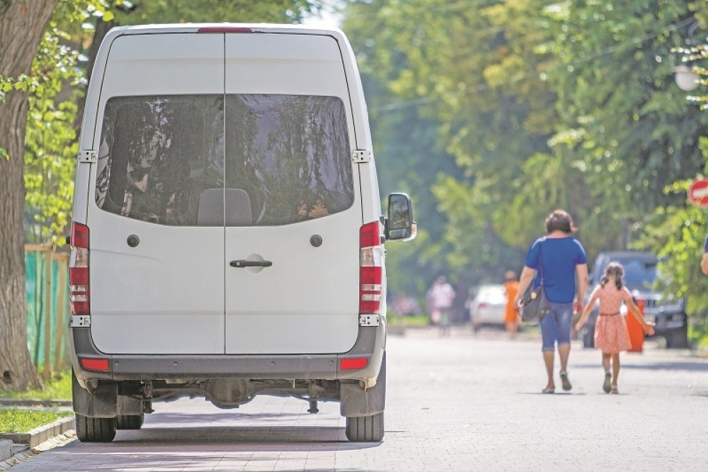 Kidnapuju srpsku decu da bi zgrnuli pare: Evo šta se krije iza priča o sumnjivim belim kombijima ispred škola! Istina je jeziva!