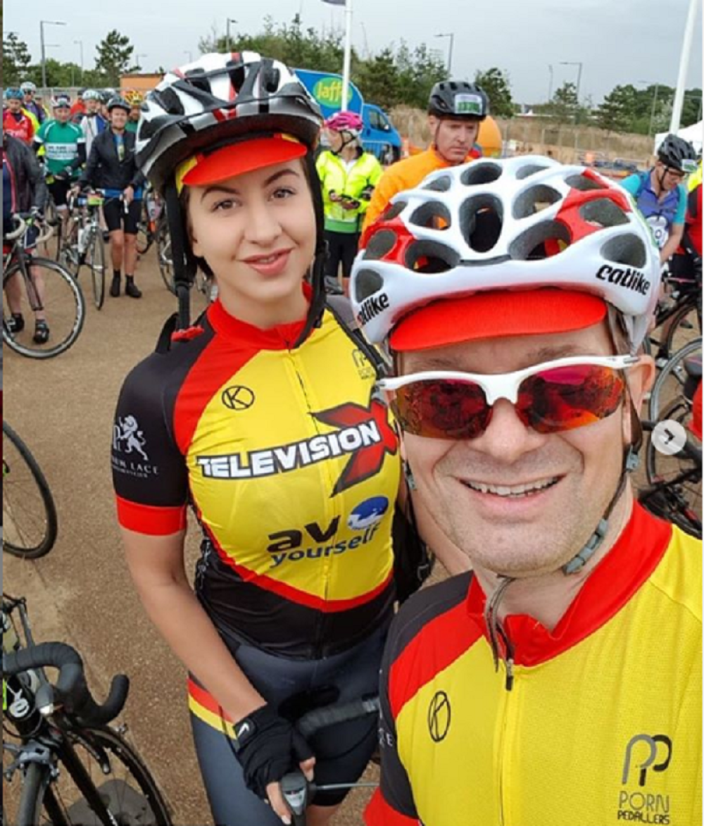 Biciklistički klub sastavljen od porno glumica! (FOTO 18+)