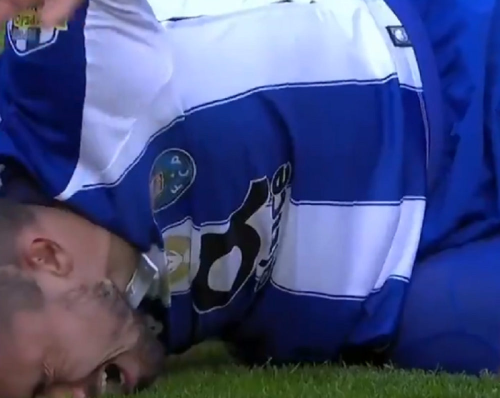 Igrač Porta postigao je gol iz penala, a onda se srušio na travu kao pokošen! (VIDEO)