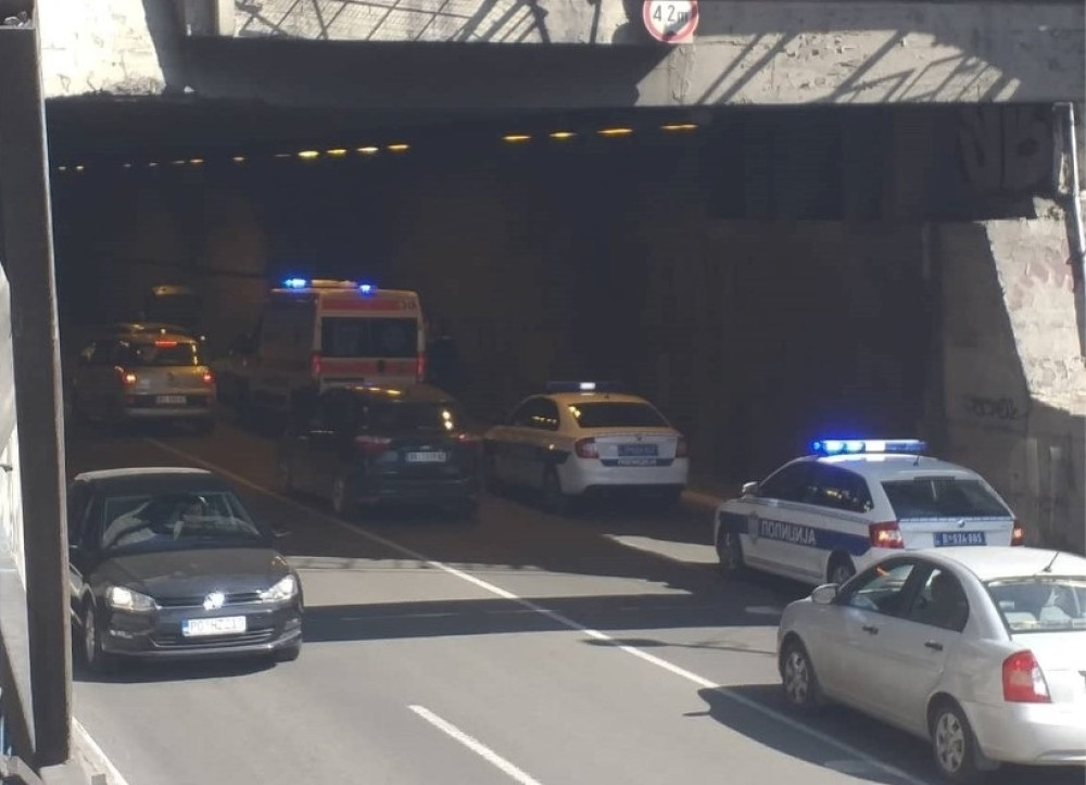 Došlo je do saobraćajne nesreće, ekipe Hitne pomoći na terenu!