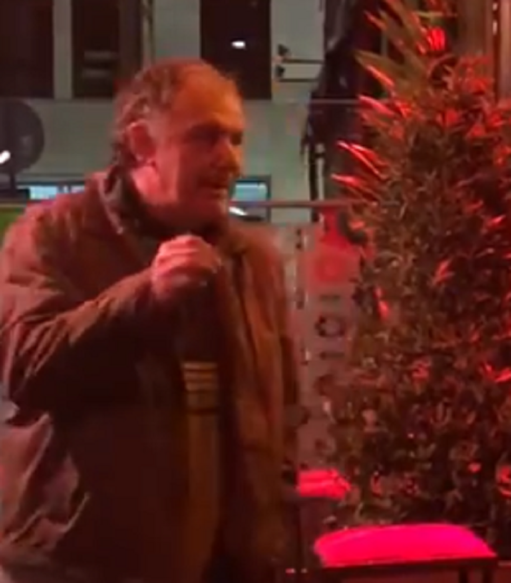 Vidno pijani čovek nasrnuo na nju, ljubio joj s*se, a ona stajala ko UKOPANA! (VIDEO)