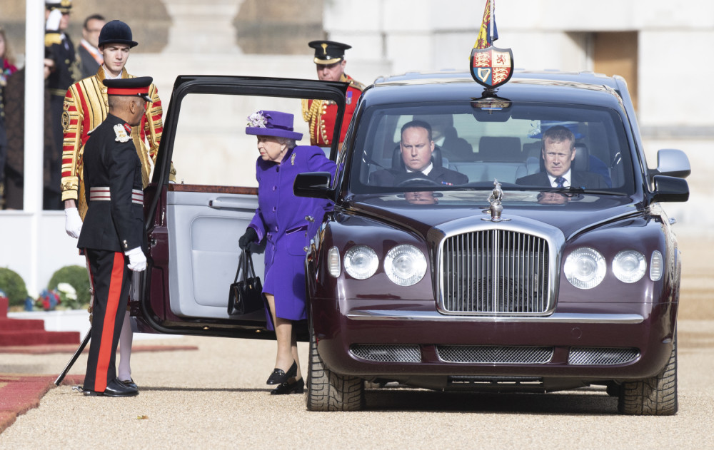 "To je bilo poput njenog vlastitog kraljevskog tržnog centra!" Kraljica Elizabeta troši 30.000 funti za ovaj poseban dan!