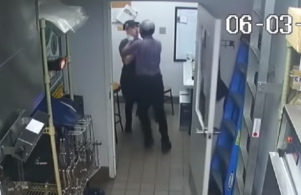 Trudnica poručila jelo, šefica počela da je davi! Kamera snimila ceo napad (VIDEO)