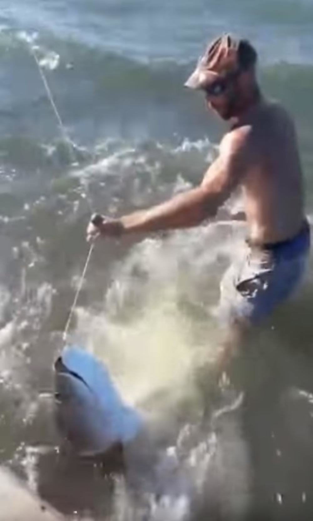 Zakačio je NEMAN, pola sata se borio sa ribetinom, kada je izašla na površinu umalo da padne u nesvest! (VIDEO)