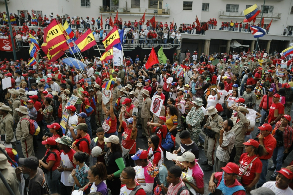 Ovaj čovek stoji iza svakog državnog udara, a sada su ga saterali u stranu ambasadu! U milosti je i nemilosti jednog premijera!