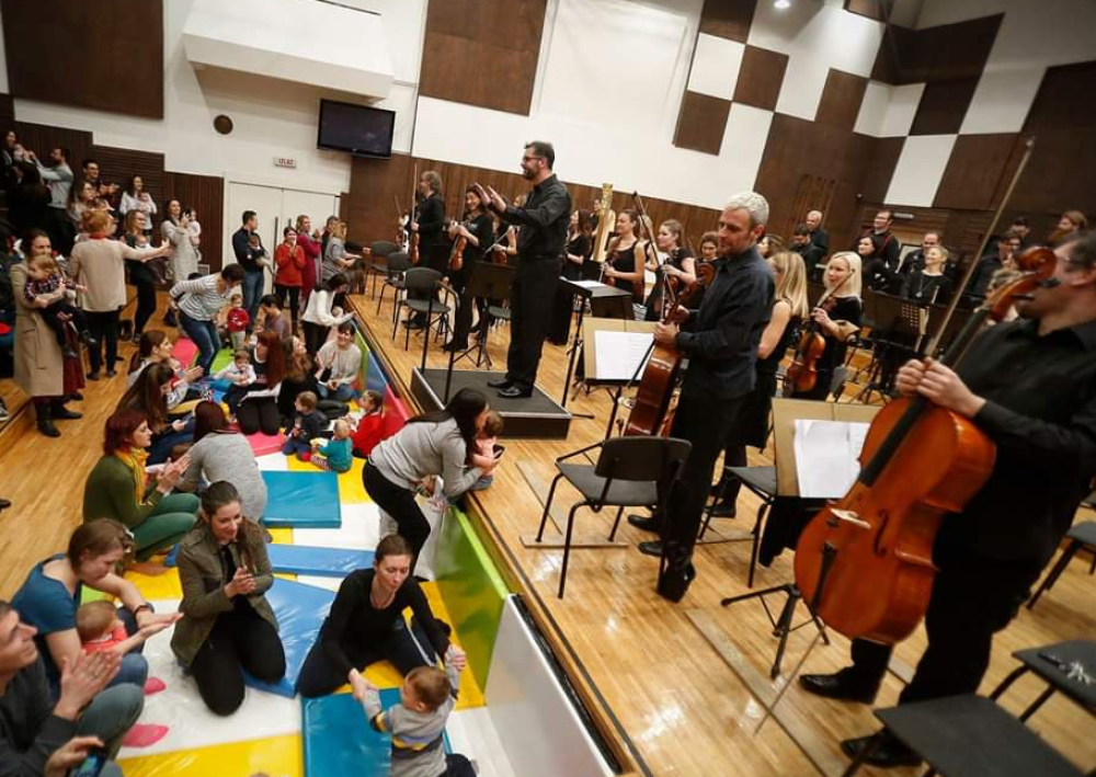 Ludnica u centru grada, deca zauzela zgradu Beogradske filharmonije, uspavljuje ih CEO ORKESTAR! (FOTO, VIDEO)