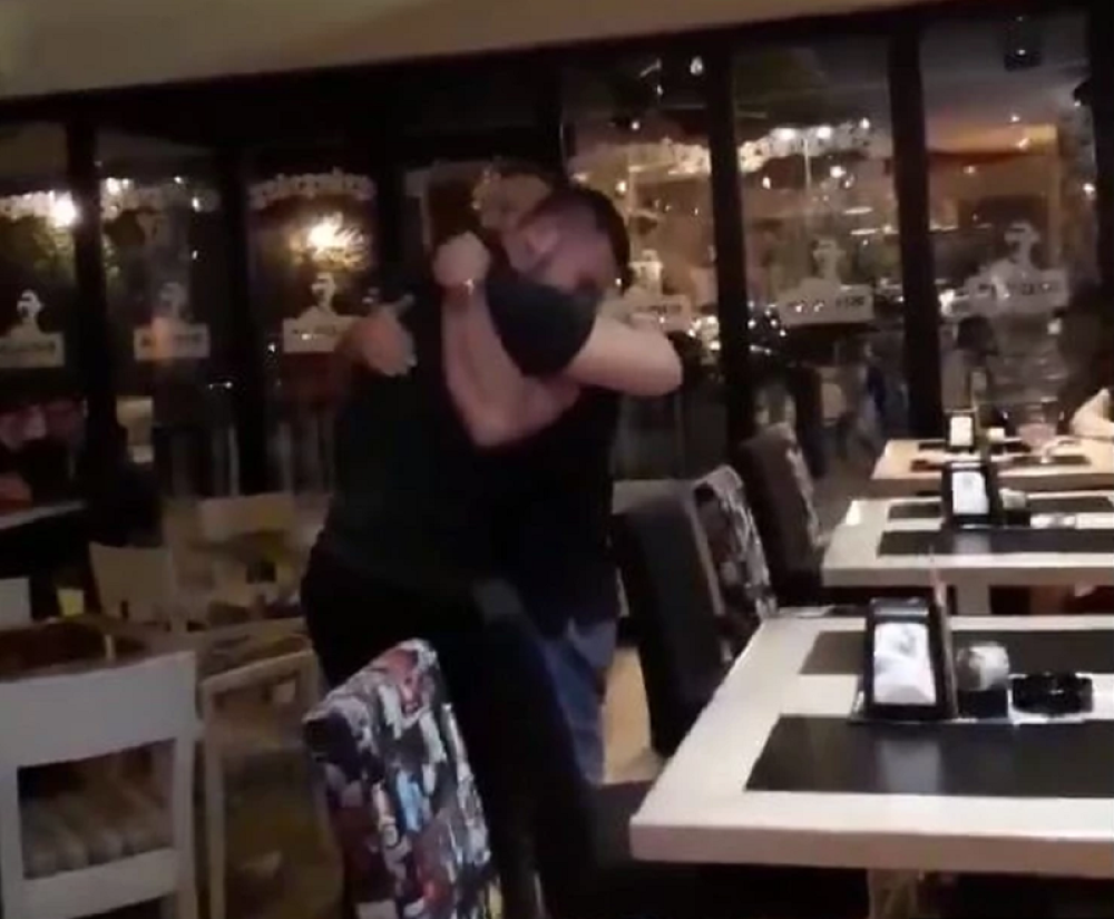 Otac i sin se dugo nisu videli, a onda mu je prišao s leđa u kafiću, nije mu ni rekao DA SE VRAĆA! (VIDEO)