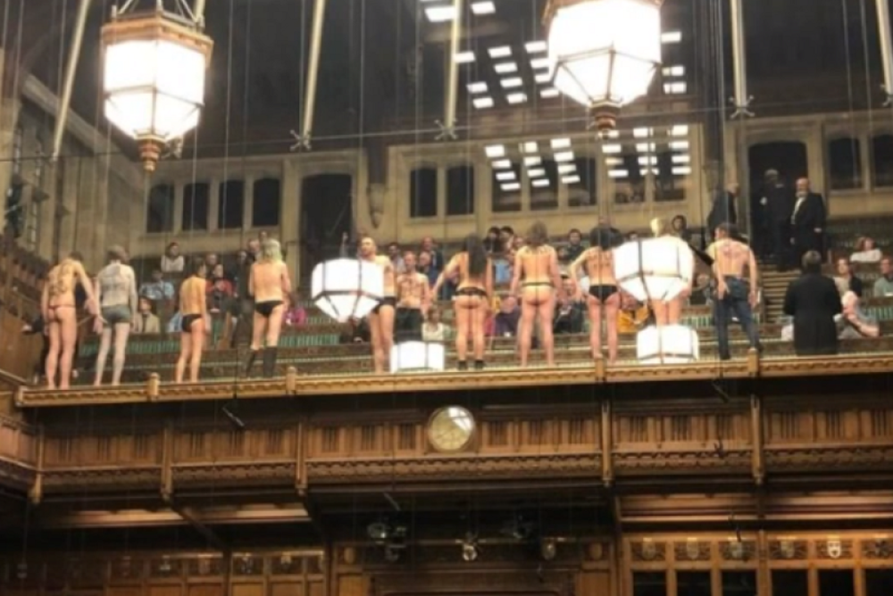 Si*e i du*eta sevali nasred sednice, poslanici se izgubili, nisu mogli da SKINU POGLEDE! (FOTO)