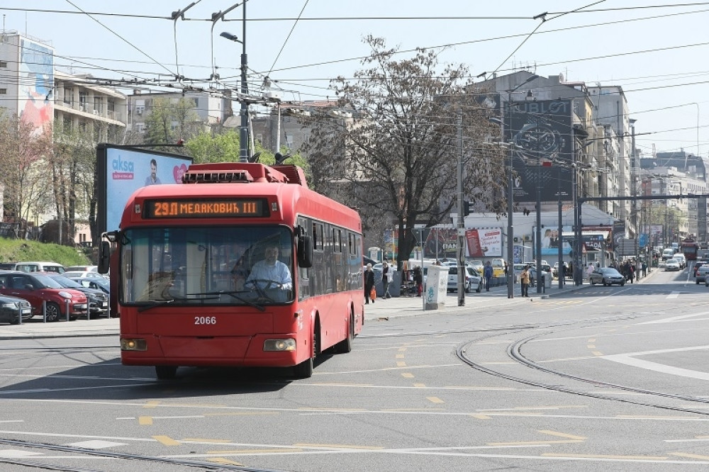 Dečak koji se danas u kostimu vozio gradskim prevozom raznežio je srca Beograđana! (FOTO)