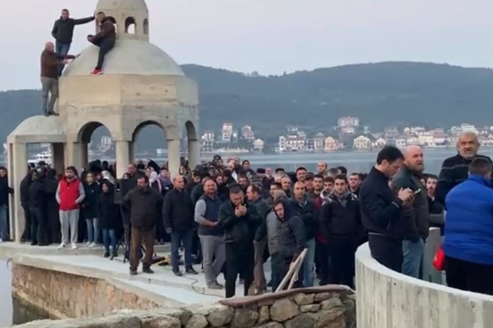 Policija opkolila crkvu u Tivtu, vernici molitvom brane srpsku svetinju! Napeto u Crnog Gori! (VIDEO)