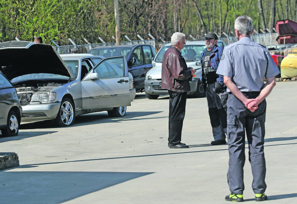 Carinici otvorili hladnjaču i odmah pozvali pojačanje!