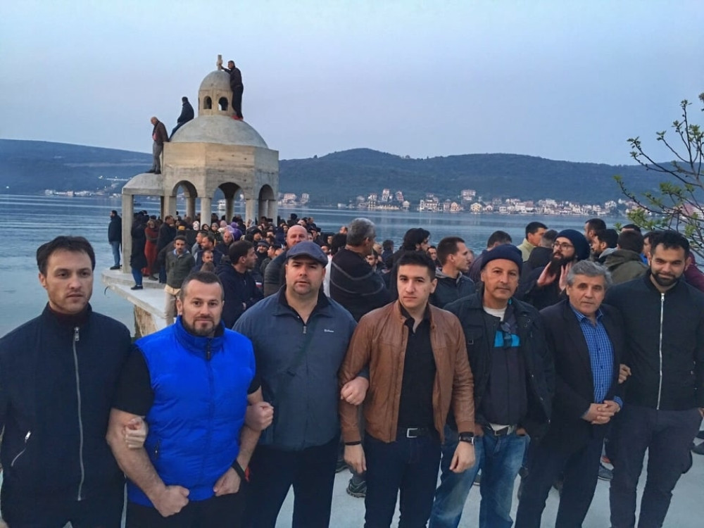 "Milova policija demonstrirala silu nad nedužnim i verujućim narodom! Ministar da podnese ostavku!"