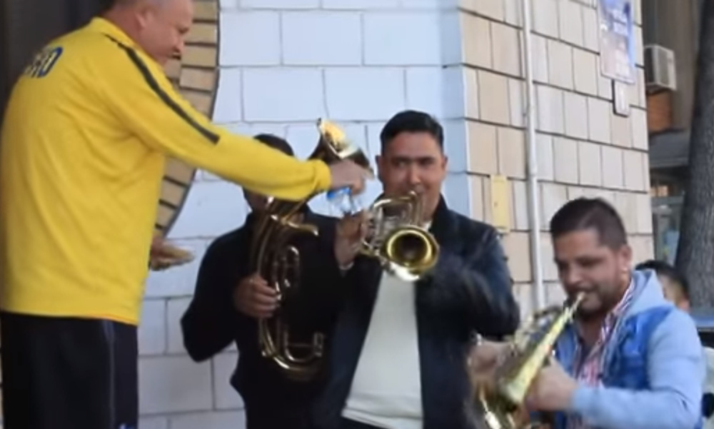 Teška finansijska situacija ne sprečava Sašu Ćurčića da uživa! (VIDEO)