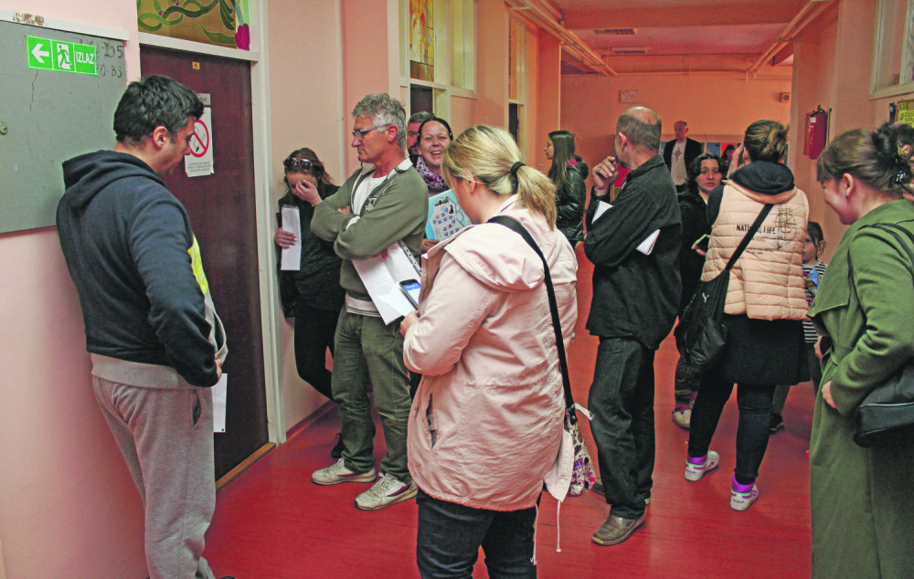 Roditelji od nedelje uveče stajali u redovima ispred vrata škole u Mirijevu (FOTO)