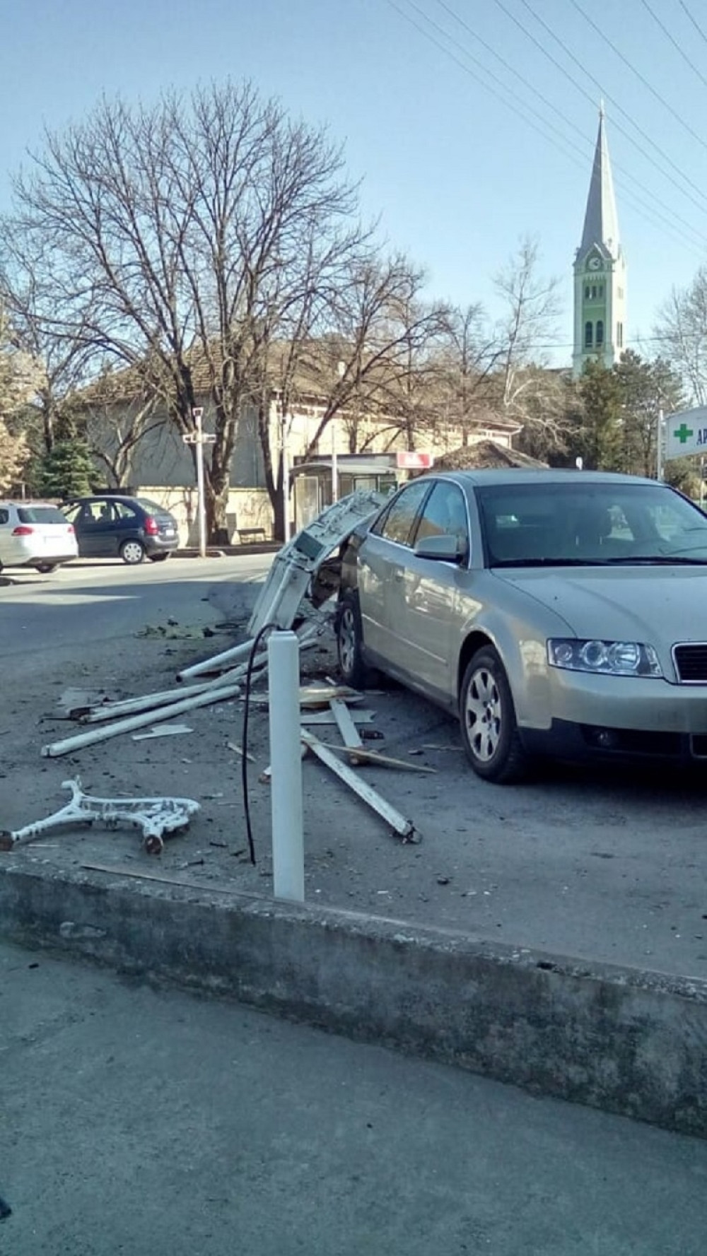 Žena autom udarila u drvo, a onda je muškarac seo za volan i napravio još veći karambol! (FOTO)