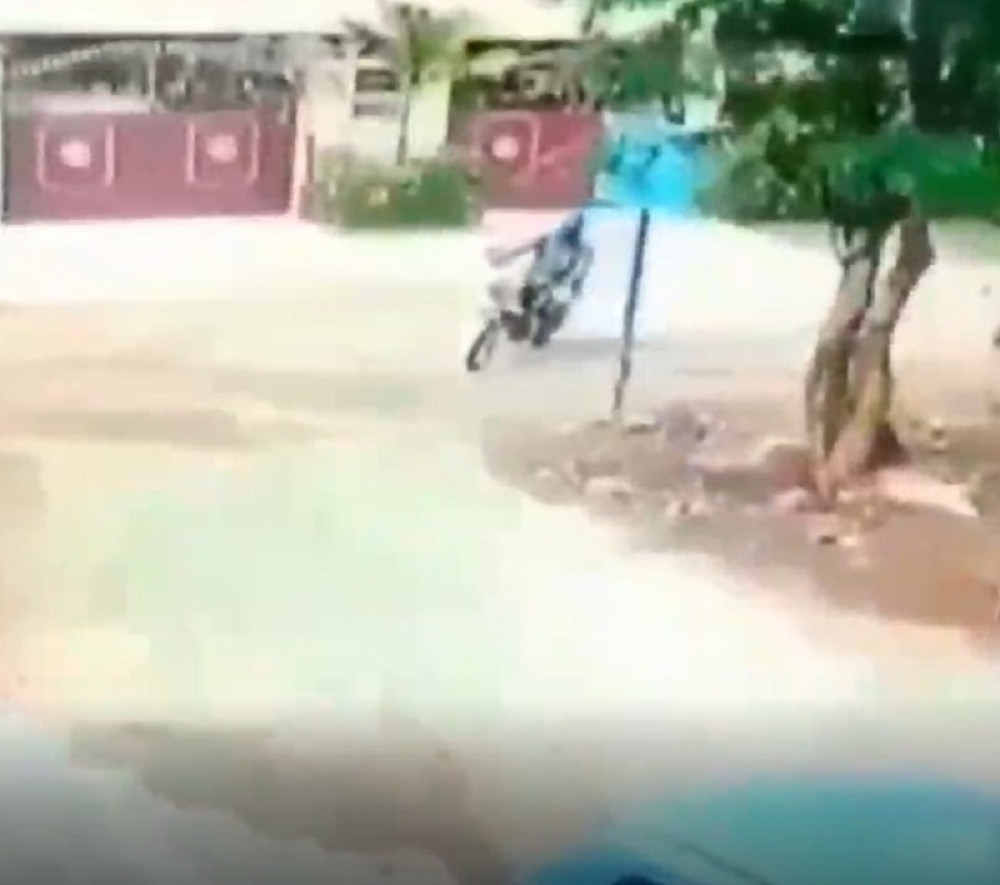 Vozio je motocikl jedva 30 na sat... Dve sekunde kasnije bio je u STRAŠNOM NOKDAUNU! (VIDEO 18+)