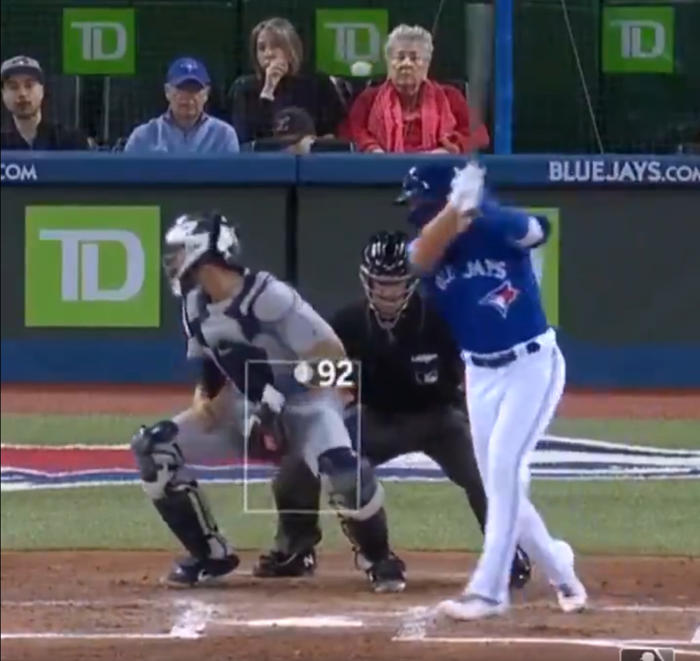 BABA NIJE NI TREPNULA, bejzbol loptica je letela ka njoj brzinom preko 100 km/h (VIDEO)