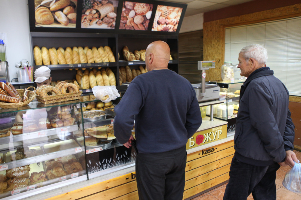 Ulazi Mujo u pekaru sav neraspoložen...