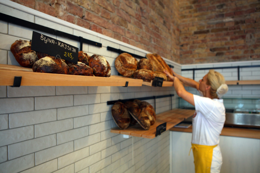 Neobičan natpis na izlogu jedne pekare na Banovom brdu mušterije ostavio bez teksta!