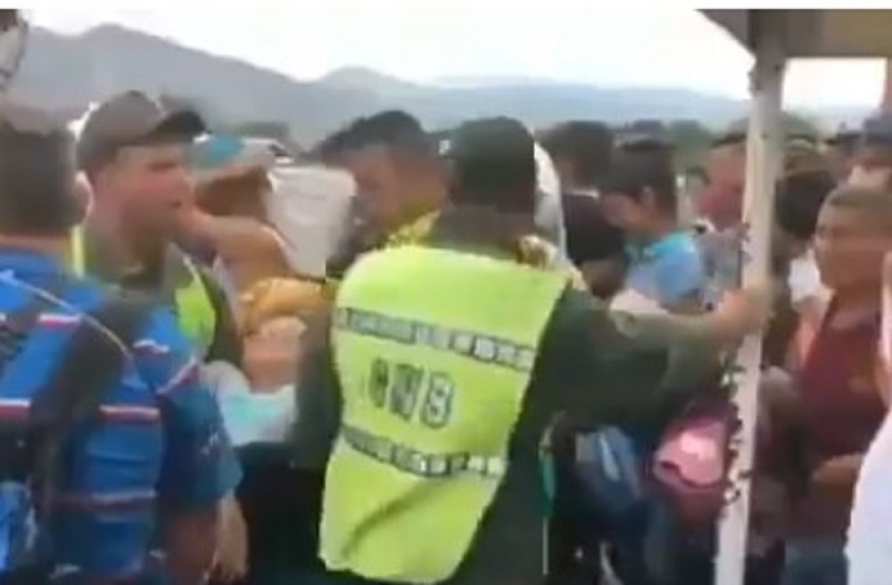 Građani Venecuele probili barikade, potraga sa hranom, lekovima... (VIDEO)